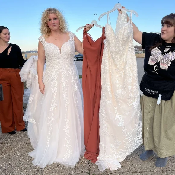 Wedding dress - Picture 11 of 11